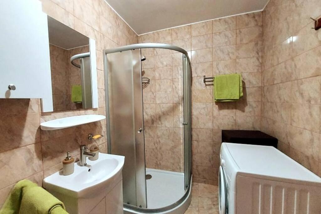 Spacious Flat, With Free Parking & Air Conditioning Floreşti 外观 照片